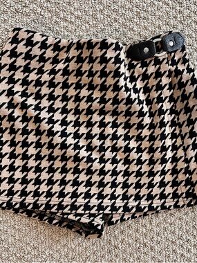 Tahari Black & Tan Houndstooth Girls’ Skort with Buckle Detail